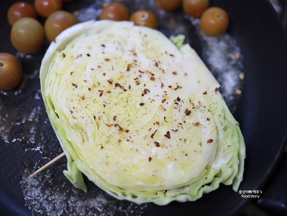 매콤한 맛을 원하면 크러쉬드 레드 페퍼를 뿌려줍니다.