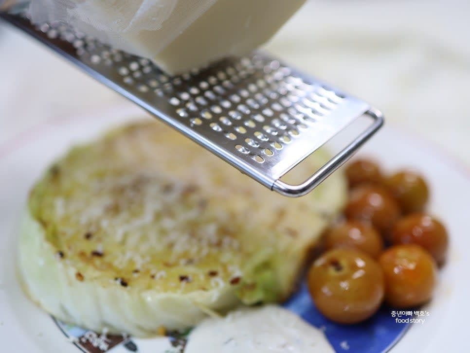 구운 양배추를 접시에 담고 파마산 치즈와 하바티 치즈를 뿌립니다.