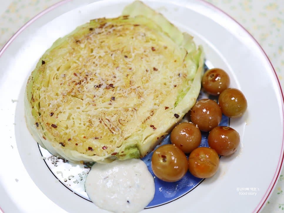 원하는 소스(예: 어니언 크림 드레싱)를 곁들여 완성합니다.