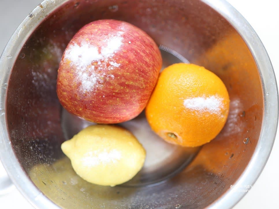 사과, 오렌지, 레몬을 깨끗이 세척합니다. 껍질째 사용할 것이므로 베이킹 소다를 넣은 물에 씻은 후 흐르는 물에 헹궈줍니다.