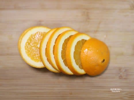 과일을 0.2~0.3센티 두께로 슬라이스합니다.