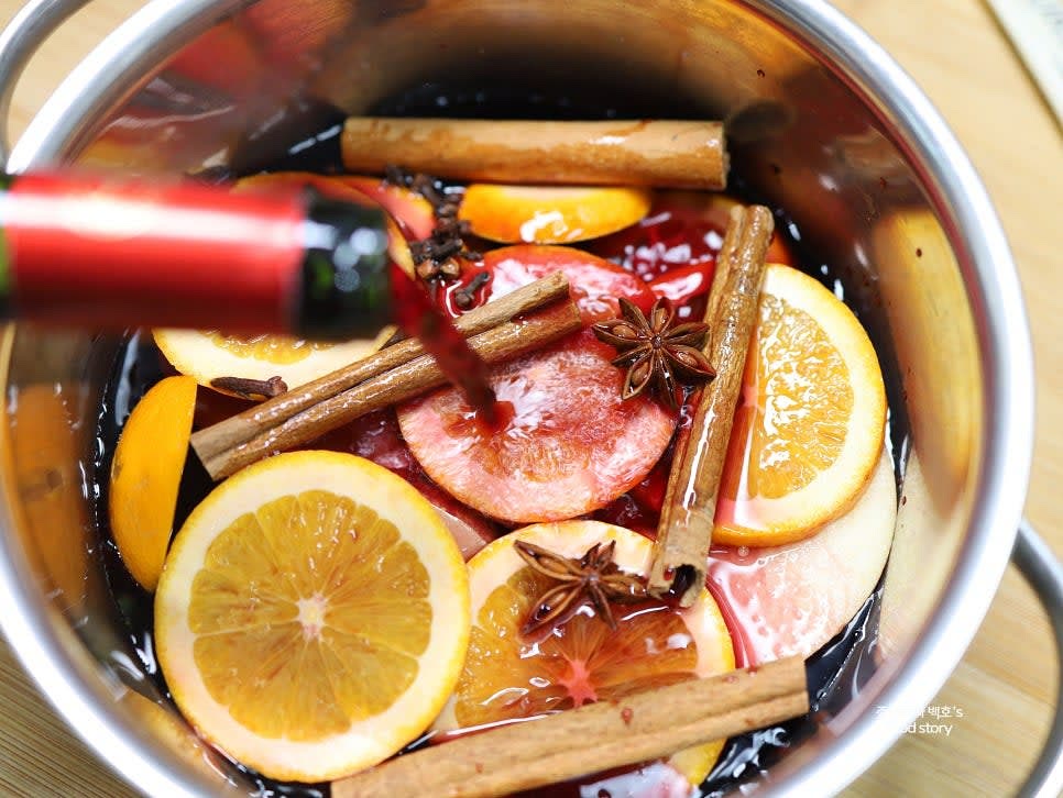 레드와인 1병을 냄비에 부어 과일과 향신료가 잠기도록 합니다.