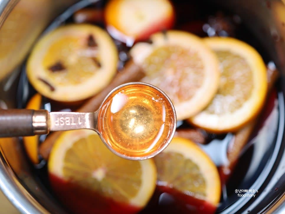 꿀을 1스푼 추가로 넣고 재료들을 섞어줍니다. (시럽이나 올리고당으로 대체 가능)