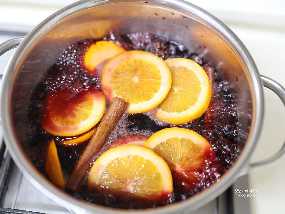 센 불에서 끓이다가 끓기 시작하면 중약불로 줄여 20~30분간 더 끓입니다.