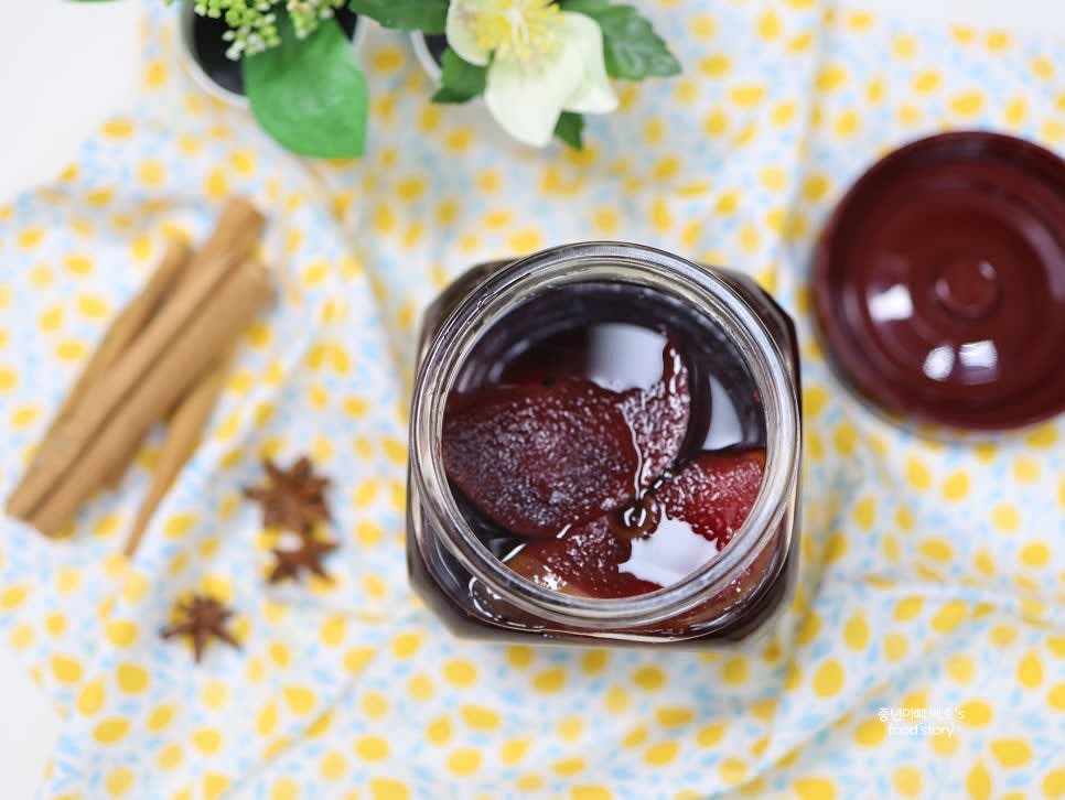 완성된 뱅쇼를 따뜻하게 데워 마시거나, 병에 담아 냉장고에서 하루 정도 숙성 후 데워 마시면 더 좋습니다.