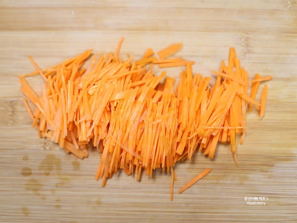 당근은 채 썰어 준비하며, 생으로 사용하거나 가볍게 볶아줍니다.