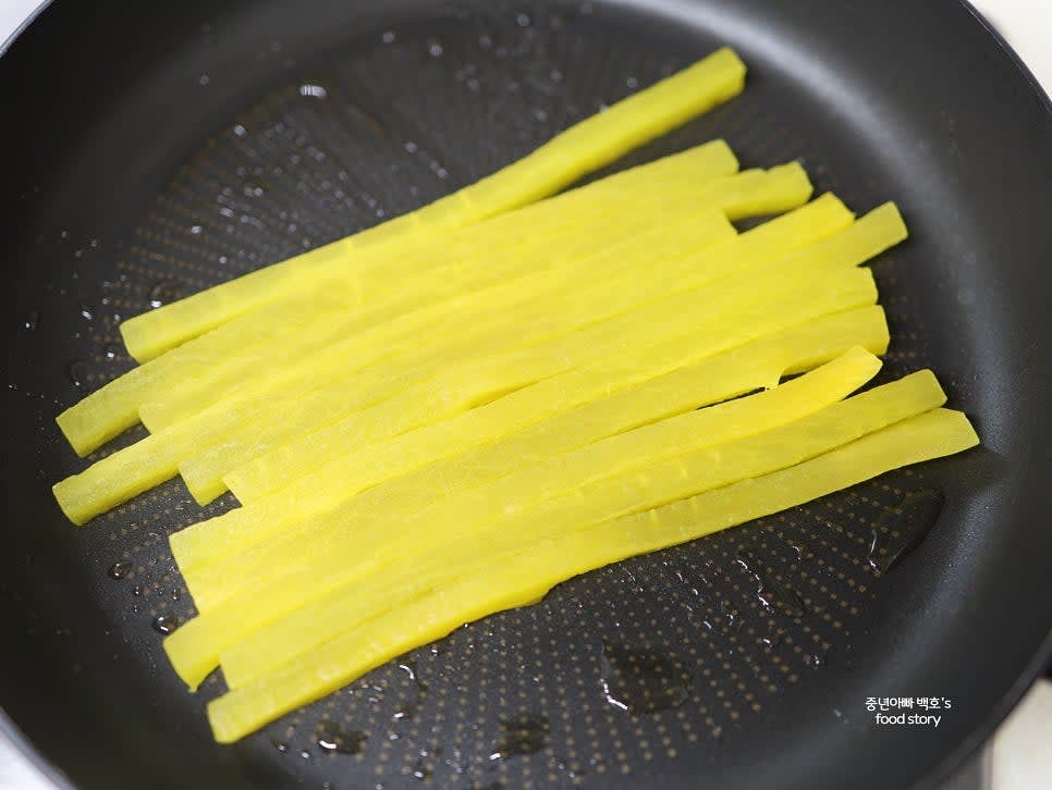 단무지는 헹군 후 팬에 식용유를 두르고 가볍게 볶아줍니다.