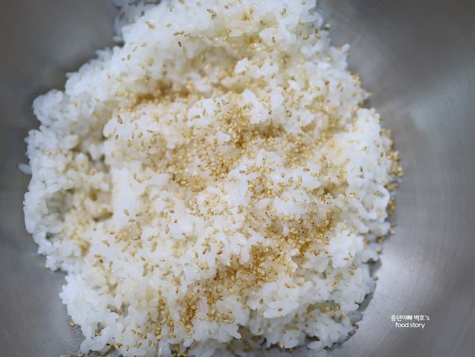 밥은 고슬고슬하게 지어 참기름, 소금, 통깨로 간을 하고 섞어줍니다.