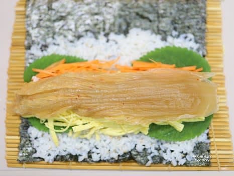 김 위에 밥을 골고루 펴고 깻잎, 참치마요, 단무지, 당근, 달걀지단, 묵은지를 순서대로 올립니다.