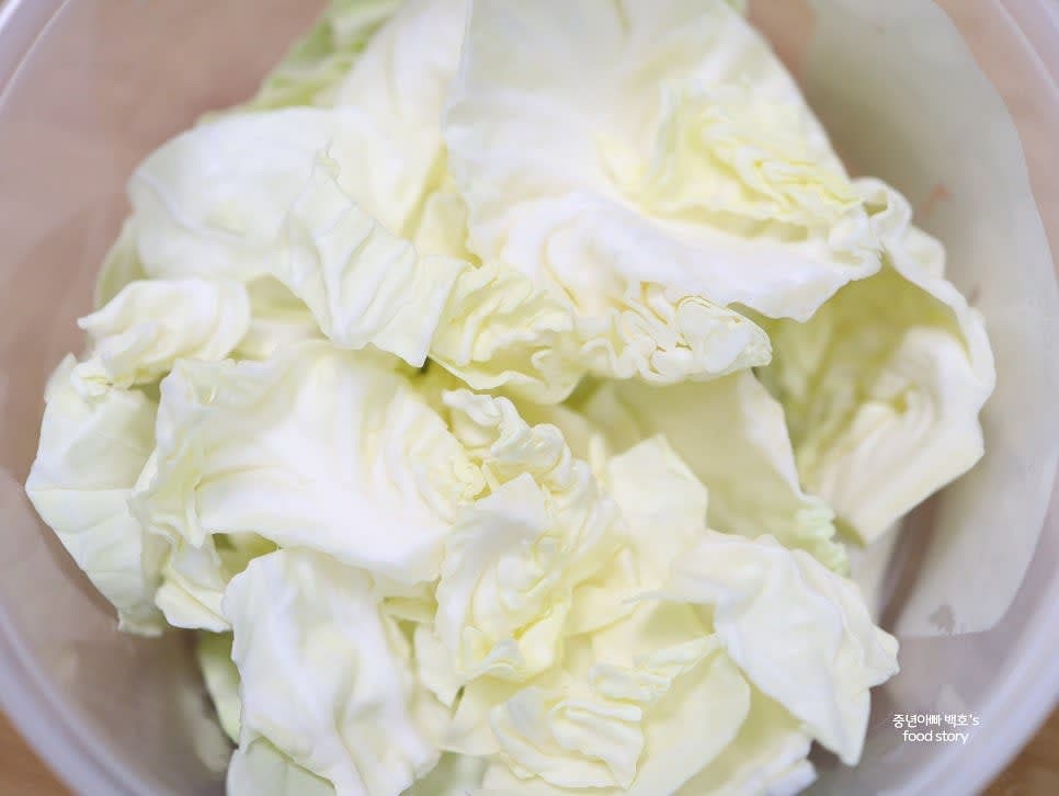 양배추를 한 장씩 떼어내어 식초 탄 물에 2~3분간 담근 후 흐르는 물에 깨끗이 헹구고 물기를 제거합니다.