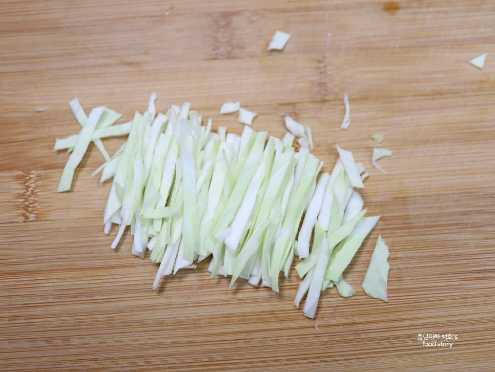 양배추를 결대로 3센티 길이, 0.2~0.3센티 두께로 채를 썹니다.