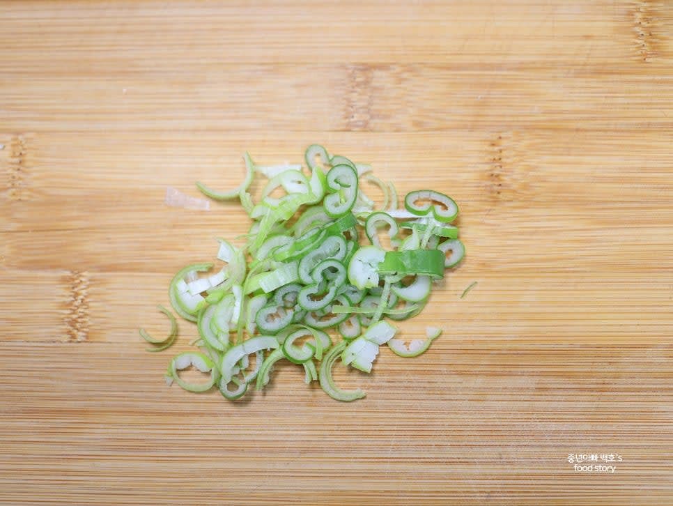 대파를 송송 썰어 2스푼 준비합니다.