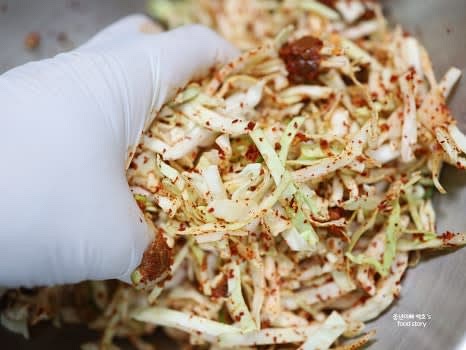 양배추, 다진 마늘 1스푼, 고춧가루 2스푼, 된장 1스푼, 대파를 넣고 가볍게 초벌로 무쳐줍니다.