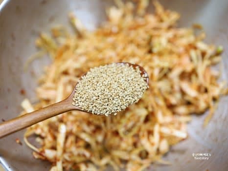 식초 2스푼, 알룰로스 1스푼, 참기름 2스푼, 통깨 1스푼을 넣고 골고루 버무립니다.