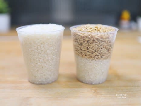 쌀과 귀리를 7:3 비율로 섞어 준비합니다.