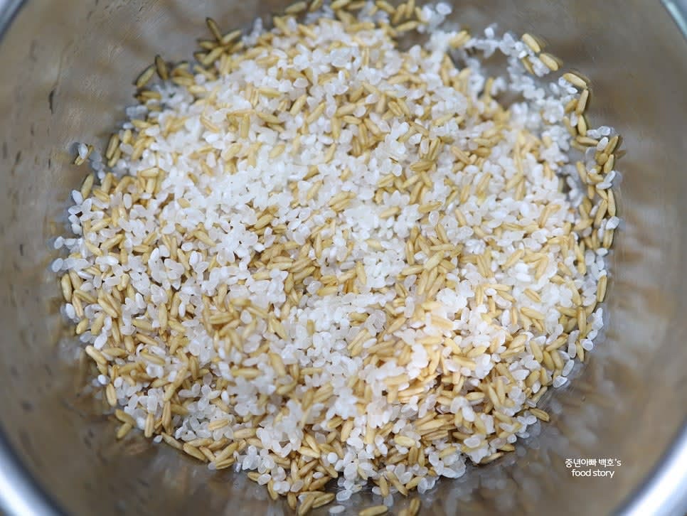 쌀과 귀리를 가볍게 씻어줍니다.