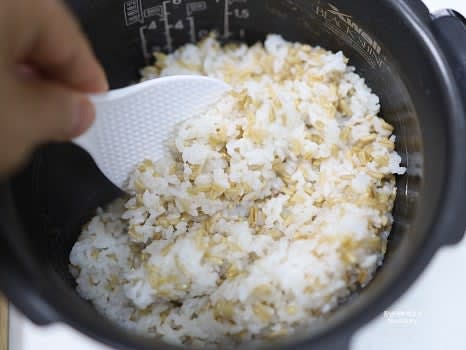 밥이 완성되면 주걱으로 살살 섞어줍니다.