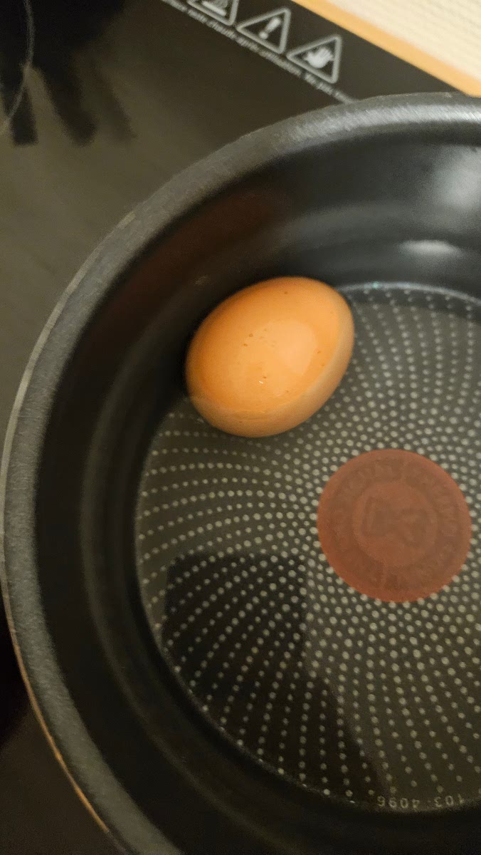 Mettre les œufs dans l'eau bouillante pendant 3min pas plus