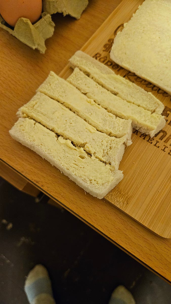 Tartiner du beurre sur du pain de mie et le couper en lamelle