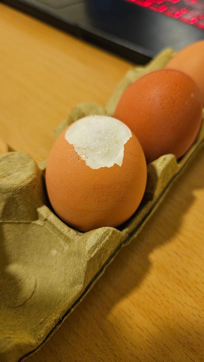 Casser le haut de la tête de l'œuf, mettre un peu de sel et mélanger l'intérieur à l'aide d'un couteau