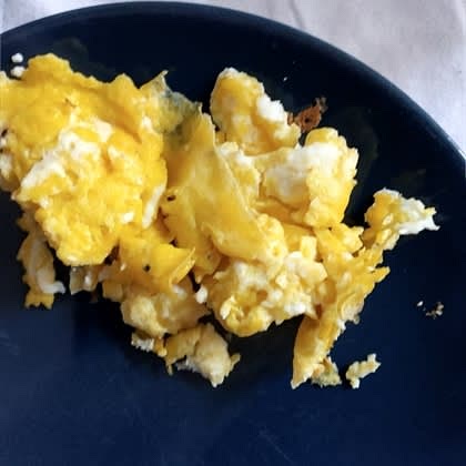 Danach das Ei in die Pfanne füllen und dauerhaft rühren bis das Ei nach einiger Zeit schön fest wird. Guten Appetit