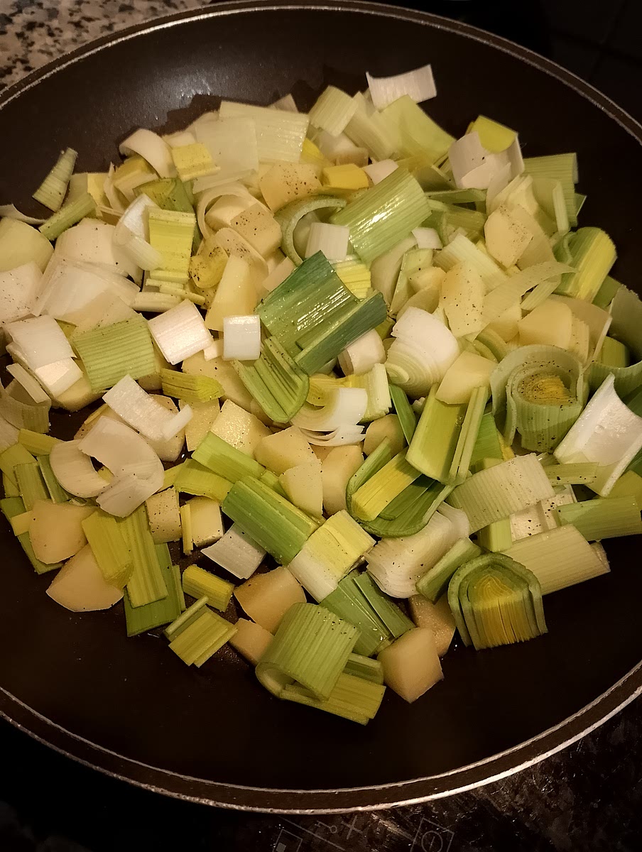 Mettre dans une poêle, le poireau en rondelle ou en tronçon et les pommes de terre en petit cube avec un peu d'eau à couvert pendant 15 minutes, saler poivrer.
