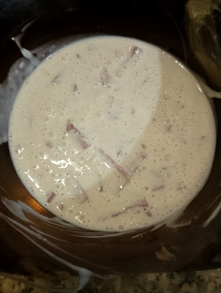Dans un saladier, mélanger l'oeuf, la crème, la moutarde, le fromage blanc, le bacon et le gruyère.