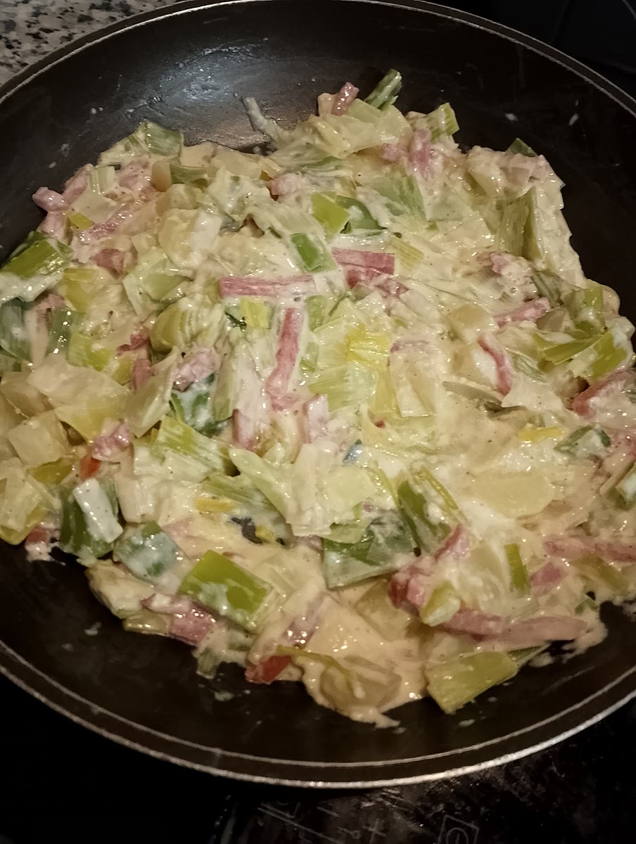 Ajouter le mélange au poireau/ pommes de terre.