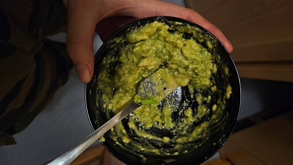 Écraser l'avocat pour en faire une purée. Ajouter de la mayonnaise ou une sauce vinaigrette pour assaisonner si vous le souhaitez