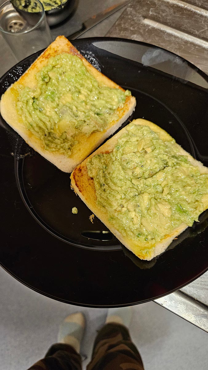 Ajouter l'avocat sur le pain et l'œuf