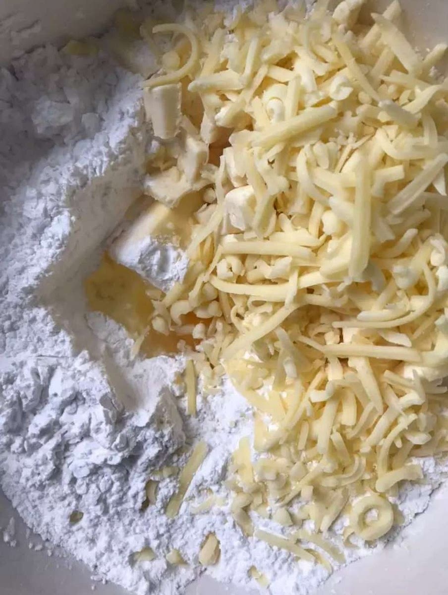 Mezclar todos los ingredientes y amasar