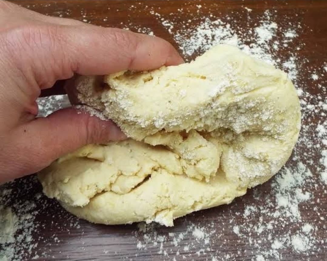 Si la preparación no tiene consistencia de masa, agregar más harina de yuca poco a poco