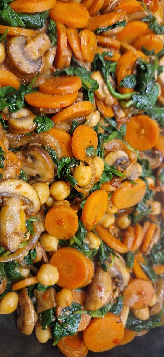 Würze das Ganze mit Sojasauce, Salz und Pfeffer nach Geschmack.