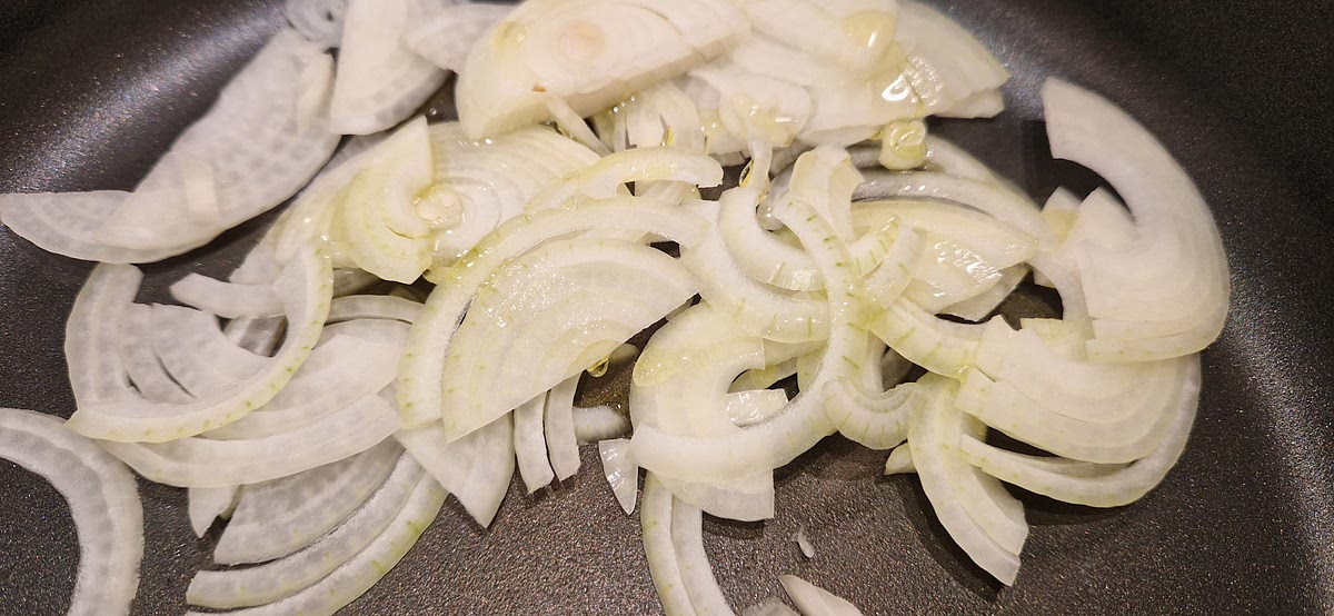 Gib die gehackten Zwiebeln und den Knoblauch hinzu und brate sie an, bis sie weich und duftend sind.