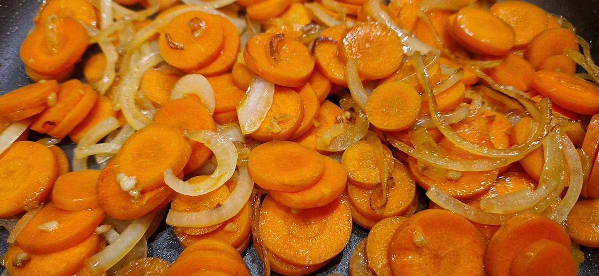 Gib die Karotten in die Pfanne und brate sie für etwa 5-7 Minuten, bis sie leicht weich werden.