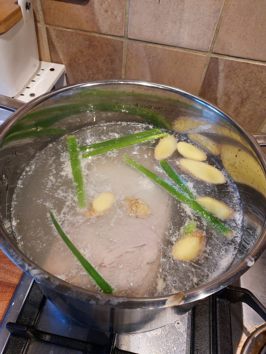 Put pork belly, ginger, spring onion/scallion, cooking wine into pot with full water cover. Turn on fire until the water boiled, then boiling the water and ingredients for 10 to 15 mins.