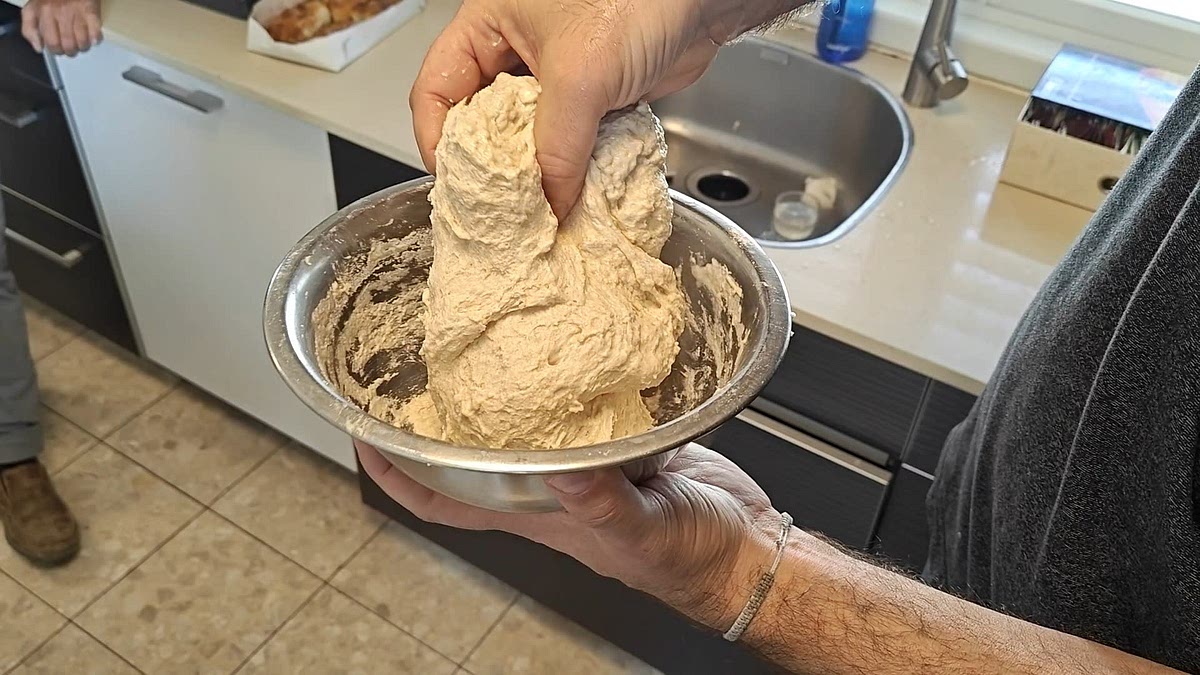 לאחר שעה (ראשונה) של מנוחה, מקפלים בצורה של stretch and fold - מרימים צד אחד, מותחים מעט ומקפלים