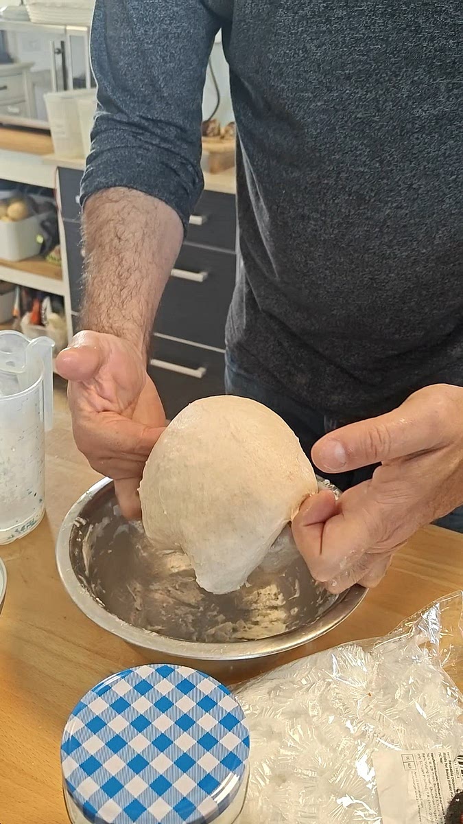 לאחר שעה (שניה) של מנוחה, מקפלים בעזרת 2 אצבעות מרימים ממרכז הבצק, מותחים מעט ומקפלים