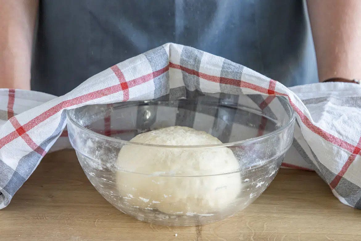 Teig mit einem Küchentuch abdecken und für 90-120 Minuten gehen lassen.