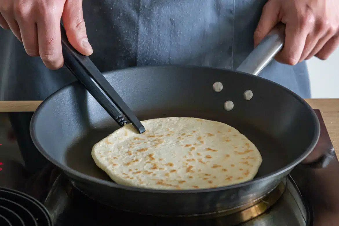 Pfanne ohne Fett erhitzen und arabisches Fladenbrot für 2-3 Minuten auf jeder Seite ausbacken.
