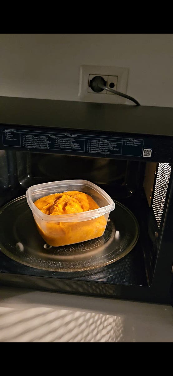 5️⃣ Frullare e porzionare:
Frulla tutto con un frullatore a immersione fino a ottenere una crema vellutata e liscia. Porziona la vellutata in contenitori per freezer per averla sempre pronta all’uso.