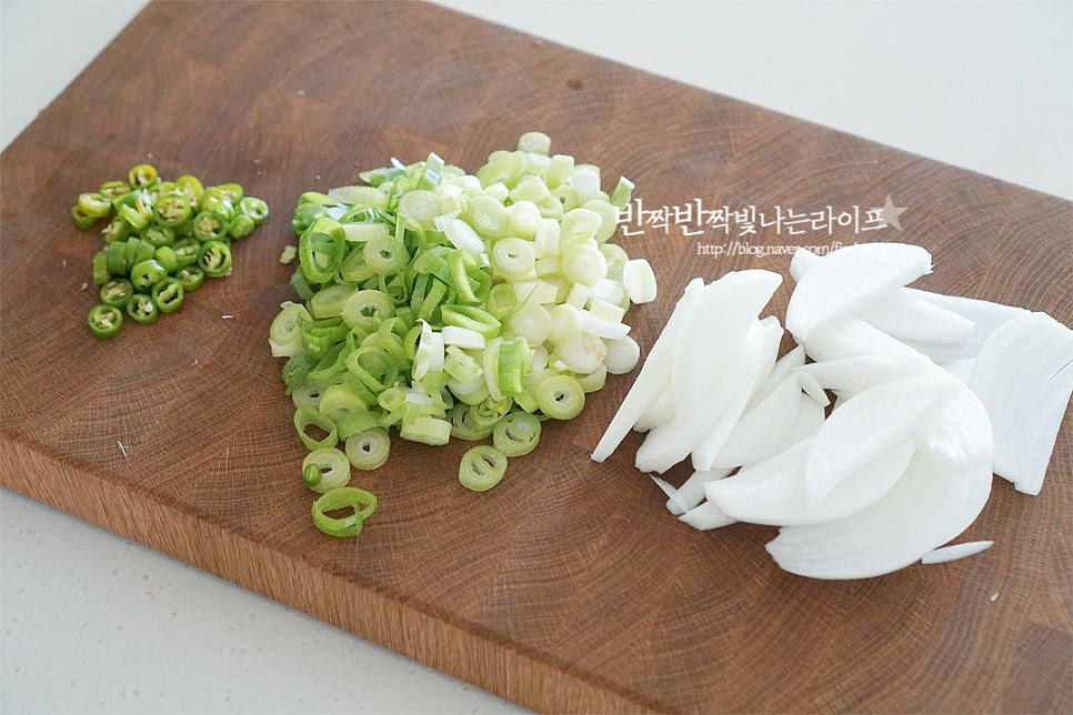 류수영 돼지갈비찜은 만원갈비찜이라는 수식어가 붙는 만큼 비싼 과일을 갈아 넣지않고 대파와 양파만으로 깊은 맛을 내는 레시피입니다. 그래서 더 따라 만들기 어렵지 않아요. 양파는 채를 썰고 대파는 0.5cm로 송송 썰어줍니다. 마지막에 매운맛을 더해줄 고추도 송송 썰어주는데 매운맛은 입맛에 맞게 조절해 주세요.