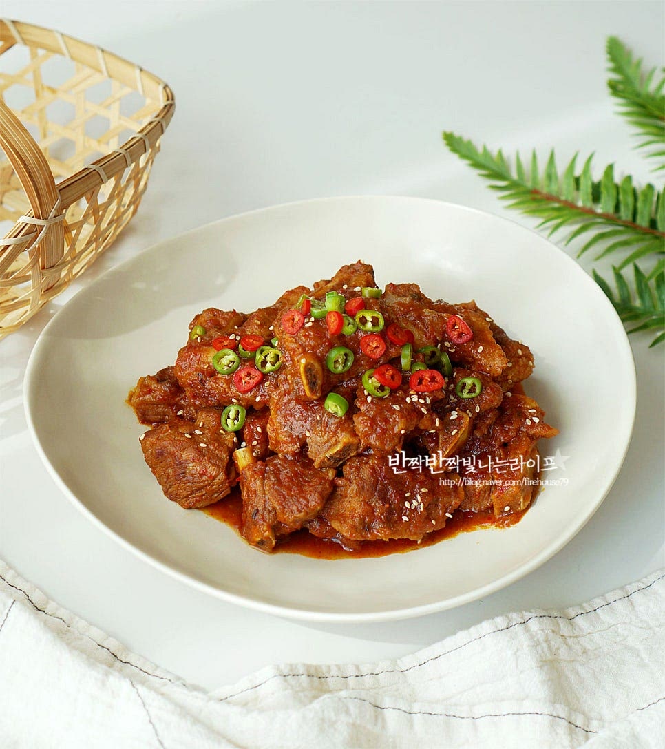 푸짐하게 담은 뒤 청양고추를 올려 완성합니다. 매운맛으로 마무리하면 더 맛있어요. 영상도 같이 담았어요. 조리시간은 조금 길지만 핏물 제거 없이 구워서 잡내를 잡고 양념을 순서대로 넣고 푹 익혀주면 파는 맛 못지않게 매운 돼지갈비찜 레시피가 근사하고 맛있게 완성됩니다. 류수영 돼지갈비찜 레시피로 맛있는 요리를 즐겨보세요. 끄읕 !