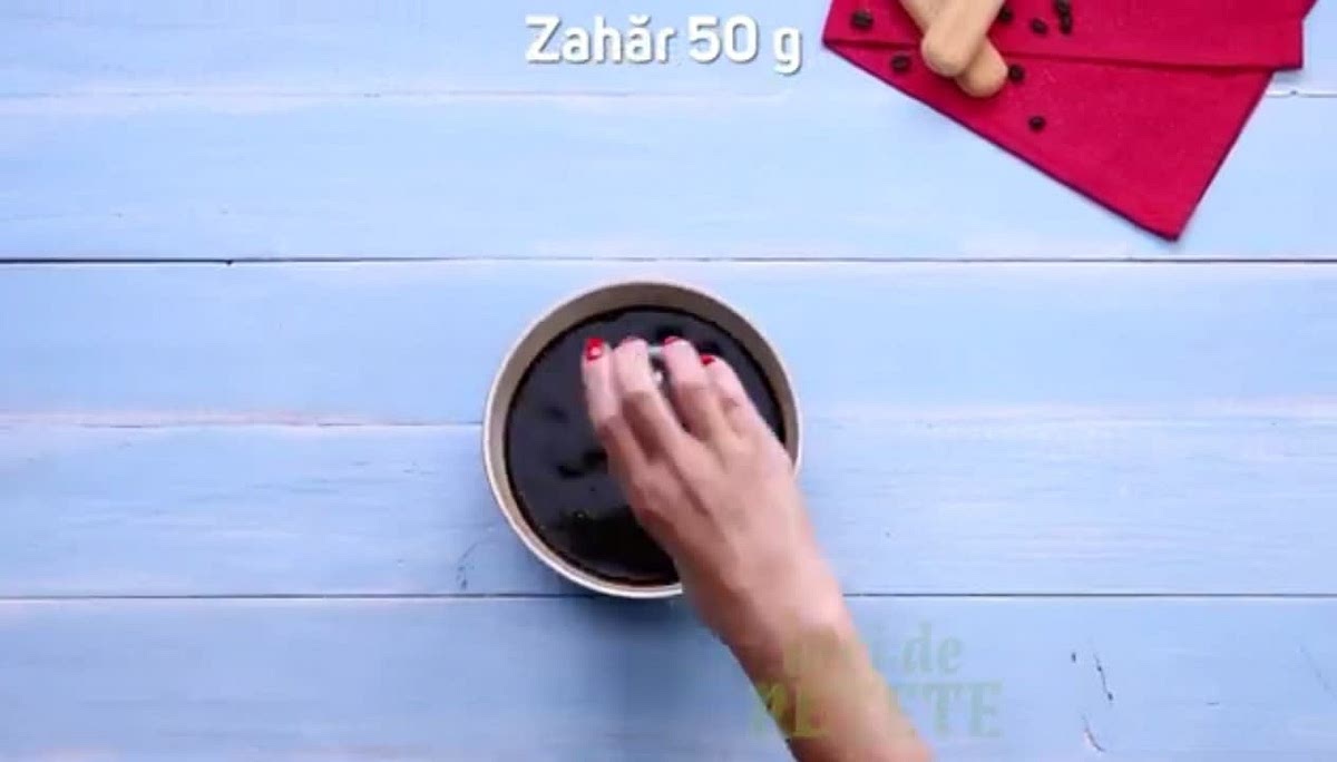 When the coffee is ready, add 50 g of sugar and the coffee liqueur.