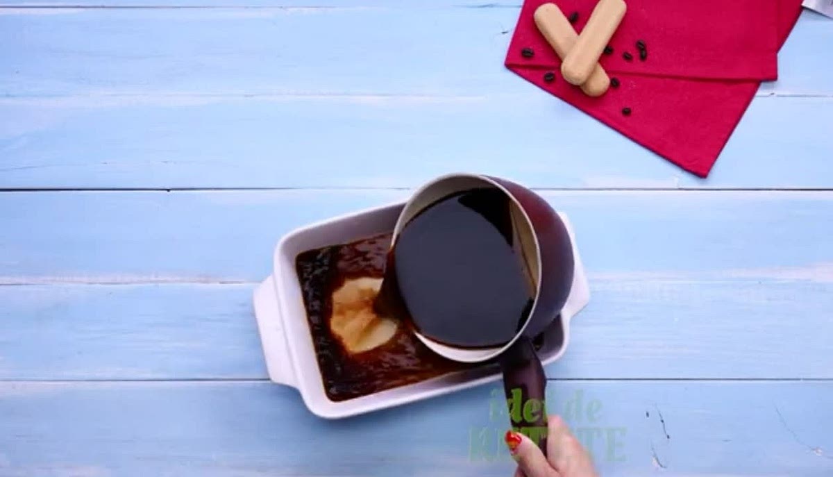 Pour the coffee into a tray approximately 15×20 cm. Let it cool.