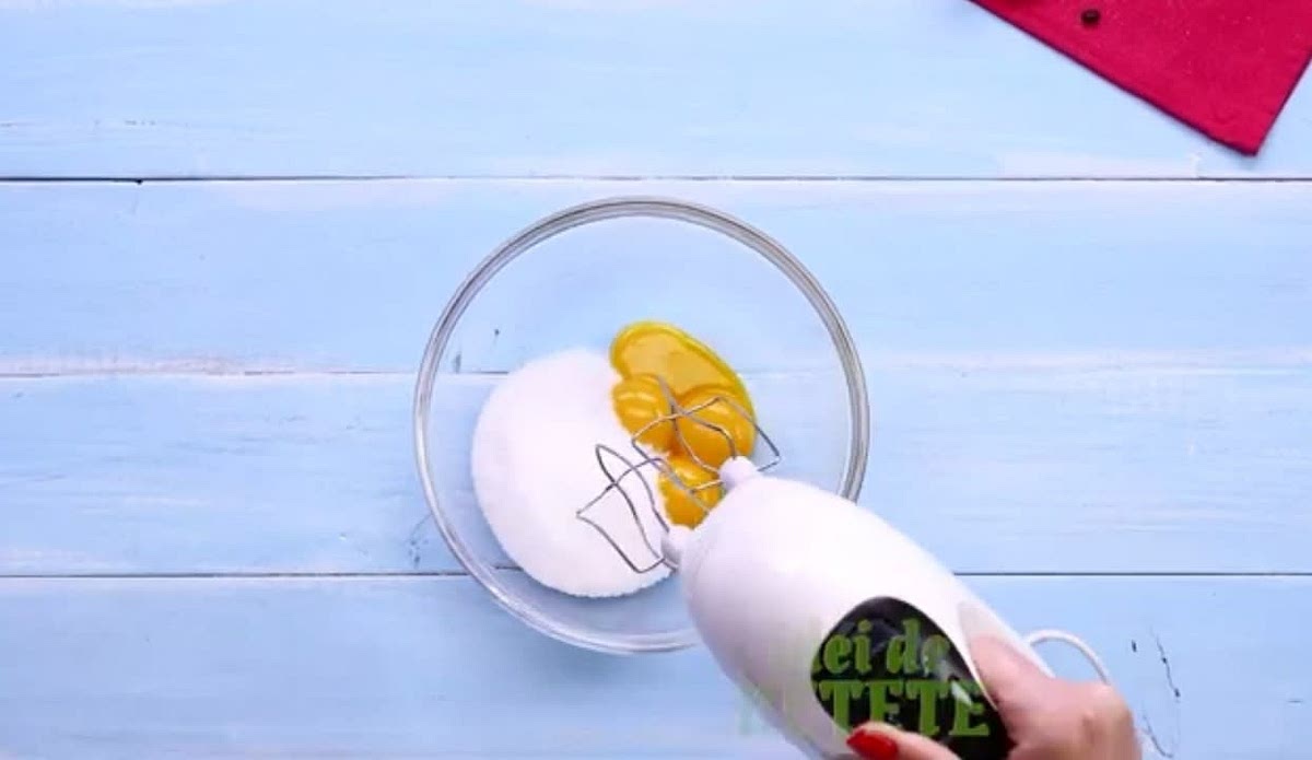 In a bowl, mix the egg yolks with 125 g of sugar until they turn slightly white.