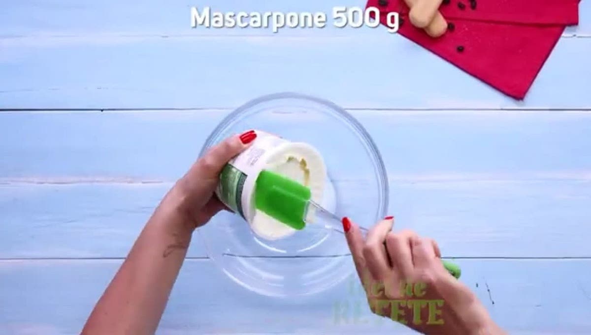 In a bowl, place the mascarpone cream and whipping cream and mix with a mixer until stiff.