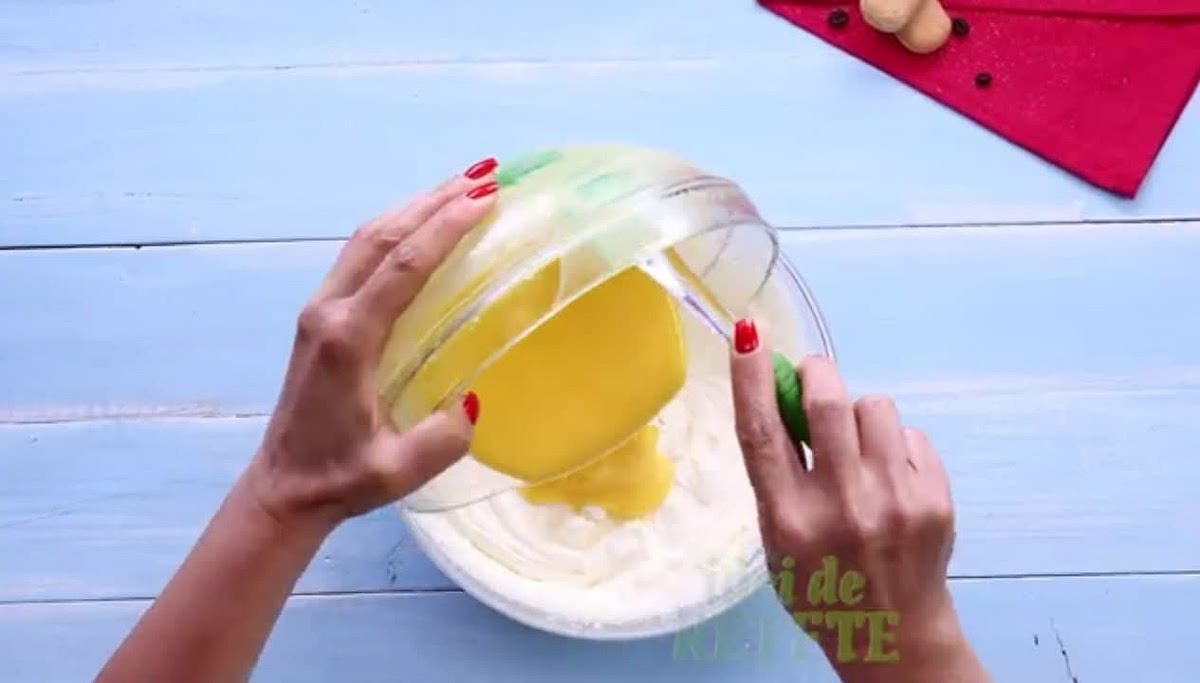 Then add the previously prepared cooled cream.