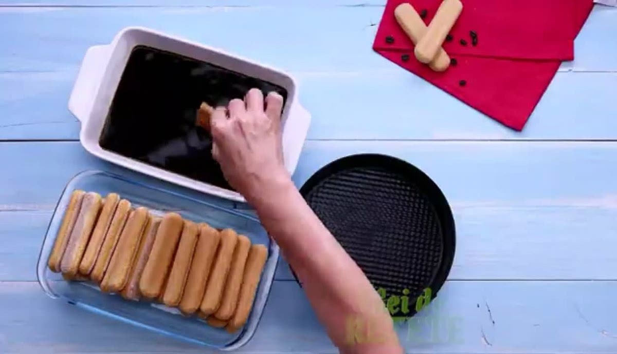 Soak the biscuits one by one in the coffee juice without letting them soak too much. Just insert and remove the cookies in one continuous motion.