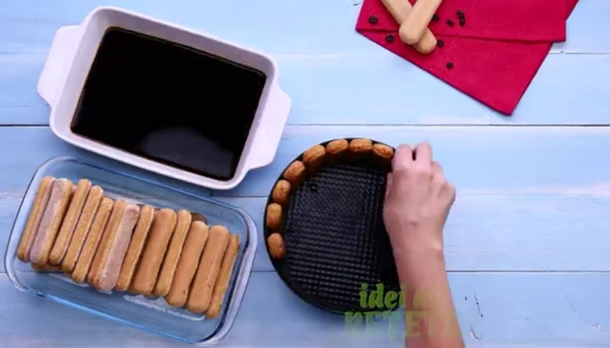 In a cake tin with a removable rim measuring approximately 20 cm, place broken biscuits on the edge about 3/4 of the way up.